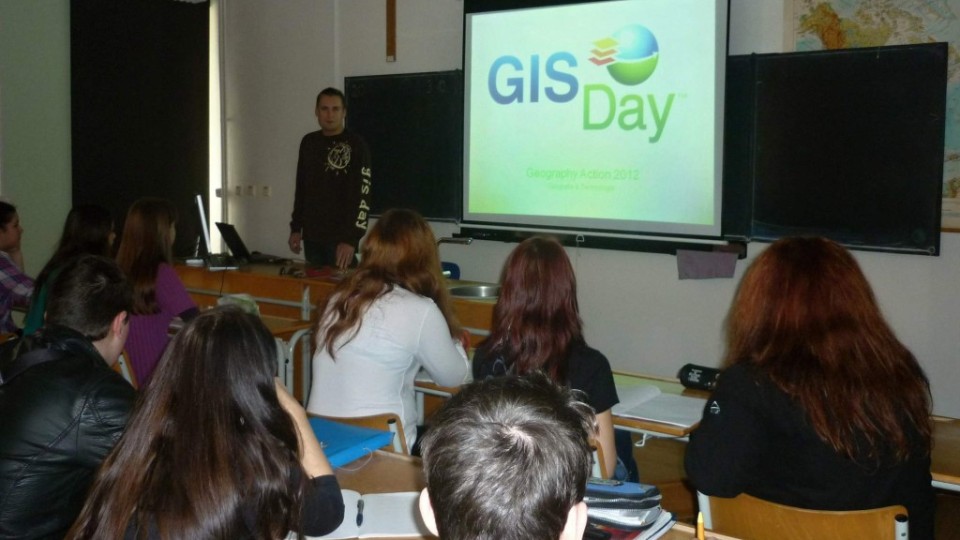 201212031930_p1070666